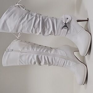 Elegant White Heeled Boots for Women... Perfect Condition. Worn Once.